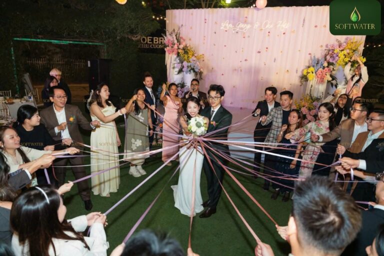 Bí Mật Chọn Váy Đi Tiệc Cưới Ngoài Trời Khiến Bạn Nổi Bật Giữa Đám Đông