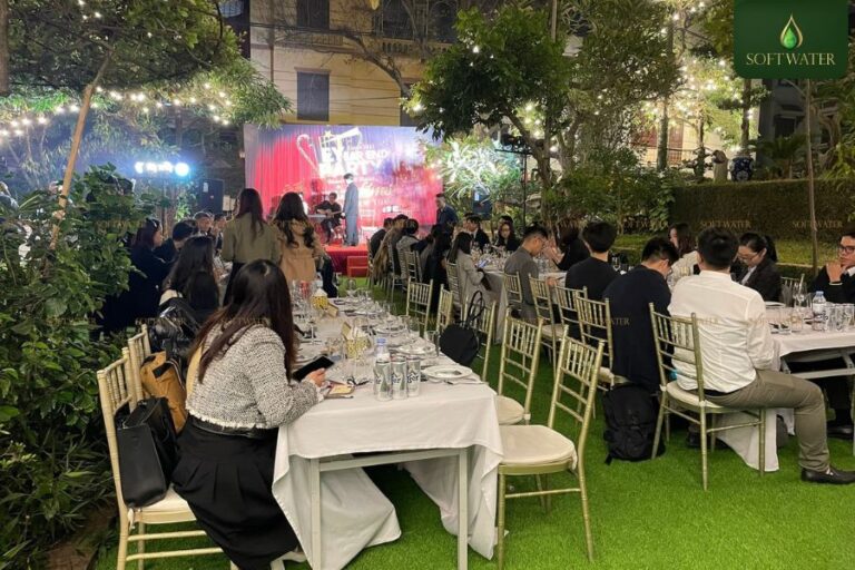 Trang Phục Đi Gala Dinner Giúp Bạn Sang Trọng Mà Không Cần Tốn Kém
